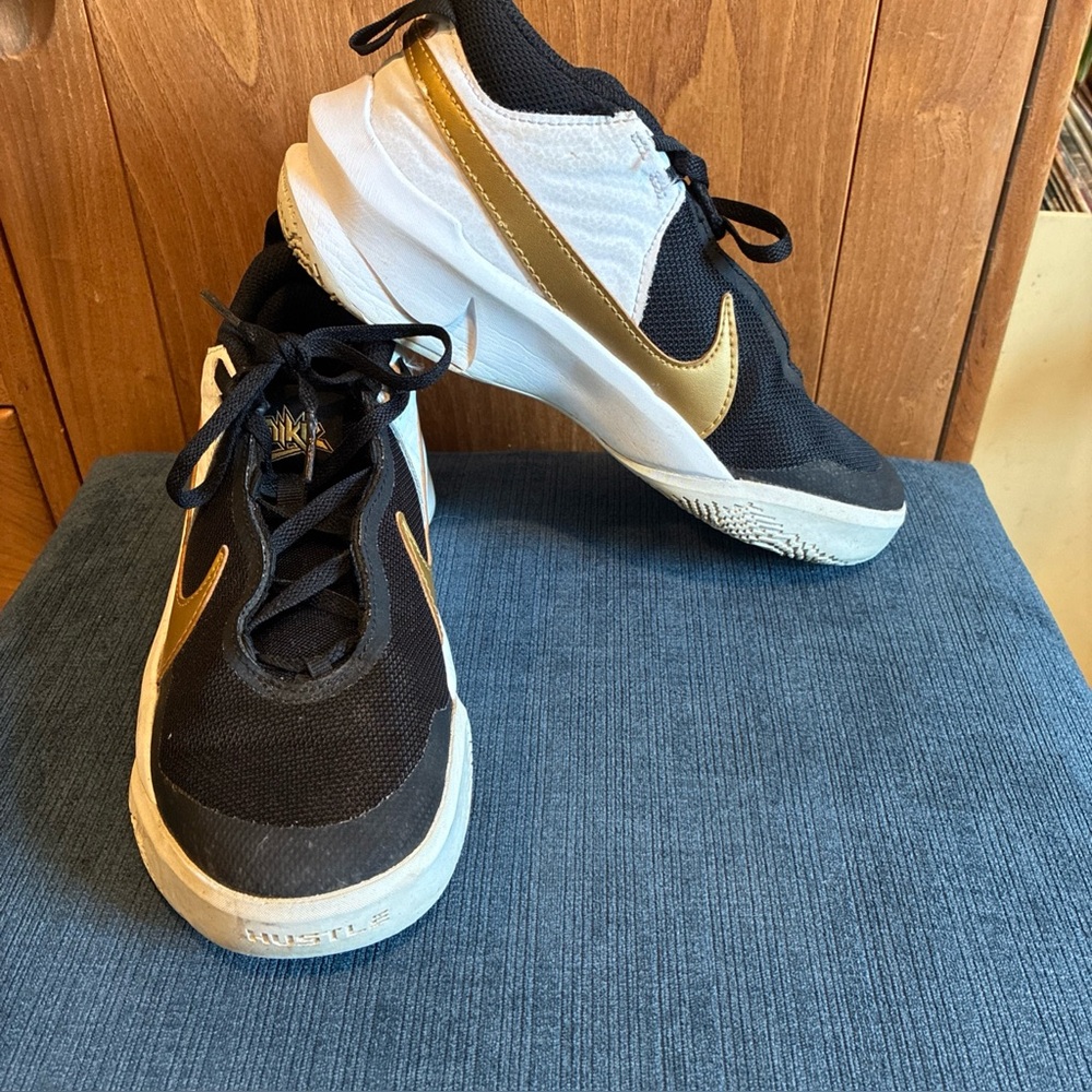 Nike Hustle DX 3.5 Y black and gold